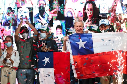 O candidato da ultradireita chilena, José Antonio Kast, encerra sua campanha eleitoral em Las Condes, Santiago, nesta quinta-feira. 