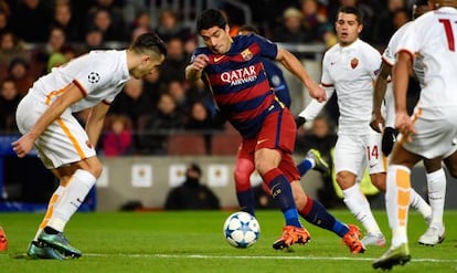 Luis Suárez rodeado por defensa de la Roma.