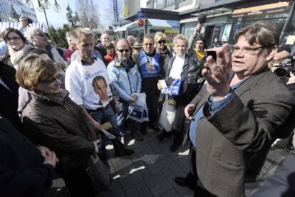 Timo Soini (derecha), líder de los Auténticos Finlandeses, ayer durante un mitin en Vantaa.