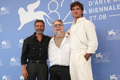 De izquierda a derecha, Oscar Isaac, Guillermo del Toro y Jacob Elordi, este sábado en Venecia.