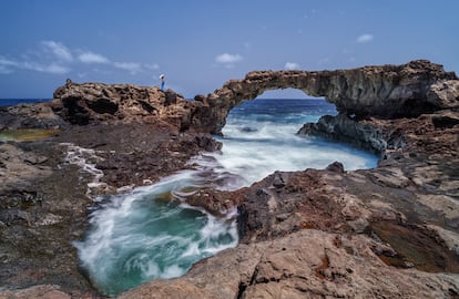 'Soy menos importante que el romper de una ola, más efímera que la espuma que se genera sobre la grava. Aquí comprendo mi nula relevancia'. (Charco Manso, El Hierro, agosto de 2024).