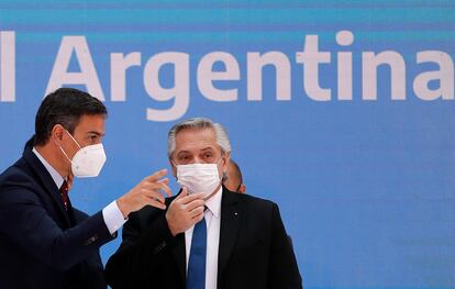 El presidente de España, Pedro Sánchez con el presidente argentino, Alberto Fernández, el pasado miércoles en la Casa Rosada en Buenos Aires (Argentina).