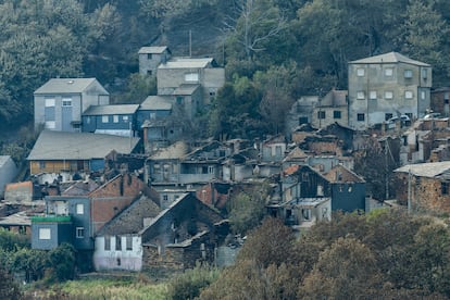 Imagen de San Vicente de Leira, desde un monte contrario.