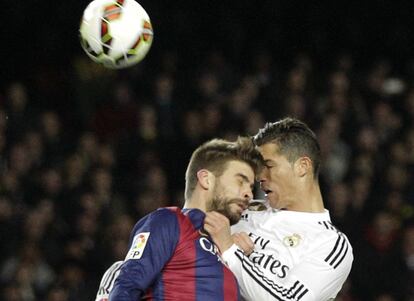 Piqué i Cristiano xoquen en una pugna per una pilota aèria.