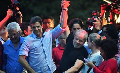 El expresidente Lula junto al exalcalde de São Paulo Fernando Haddad durante una manifestación el pasado mes de enero.