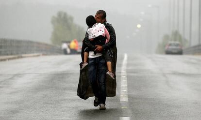 Imagen tomada por el fotógrafo griego Yannis Behrakis, fallecido hoy en Atenas. En la fotografía, un refugiado sirio besa a su hija mientras se acerca a la frontera entre Grecia y Macedonia en septiembre de 2015.