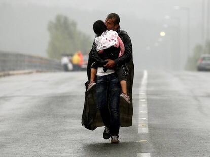 Imagen tomada por el fotógrafo griego Yannis Behrakis, fallecido hoy en Atenas. En la fotografía, un refugiado sirio besa a su hija mientras se acerca a la frontera entre Grecia y Macedonia en septiembre de 2015.