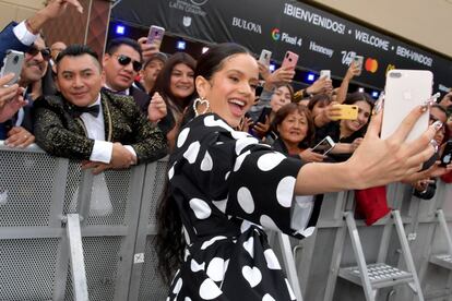 La cantante española Rosalía se toma una foto con los asistentes a la alfombra roja.