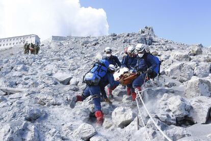 Continúan las labores de rescate cerca de la cima del monte Ontake (Japón), tras la erupción del volcan el sábado 28 de septiembre.