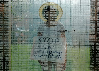 Doris Tennant camina a través del Memorial del Holocausto con un cartel que dice "Stop the Horror" durante la protesta contra los campos de detención de ICE en Boston (EE UU).