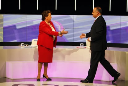 Barberá y Calabuig se saludan antes de comenzar el debate.