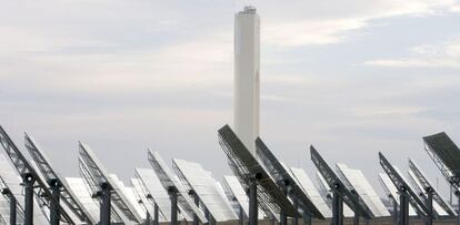 Vista de la planta solar de ABENGOA en Sevilla. EFE/Archivo