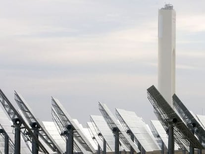 Vista de la planta solar de ABENGOA en Sevilla. EFE/Archivo