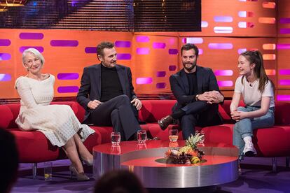 Sigrid, junto a Helen Mirren, Liam Neeson y Jamie Dornan en el popular programa de televisión de Graham Norton.