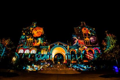 La fachada del Recinto Modernista de Sant Pau iluminada como un planetario.