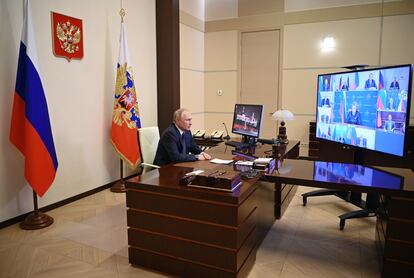 El presidente ruso, Vladímir Putin, mantiene una reunión por teleconferencia con miembros del Consejo de Seguridad de Rusia, desde su residencia oficial de Novo-Ogaryovo el jueves.