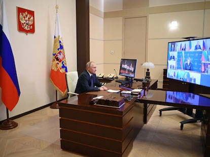 El presidente ruso, Vladímir Putin, mantiene una reunión por teleconferencia con miembros del Consejo de Seguridad de Rusia, desde su residencia oficial de Novo-Ogaryovo el jueves.