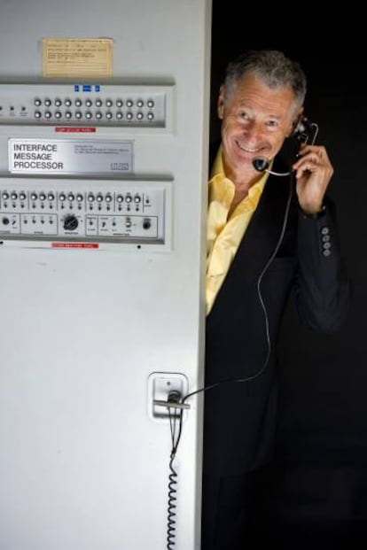 El científico Leonard Kleinrock, con la máquina con la que envió el primer mensaje en Internet. 