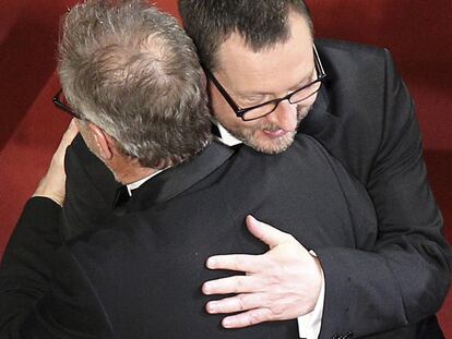 Lars von Trier abraza a Thierry Fremaux, delegado general del festival, en el estreno de<i> Melancholia</i> el miércoles.
