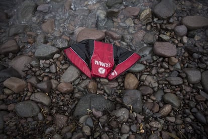 Los inmigrantes que llegan a las playas de Lesbos dejan atrás los chalecos salvavidas que han utilizado en su travesía desde Turquía.