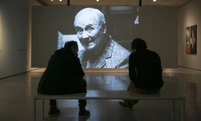 Joan Miró en el documental que Portabella realizó de su intervención en el Colegio de Arquitectos.