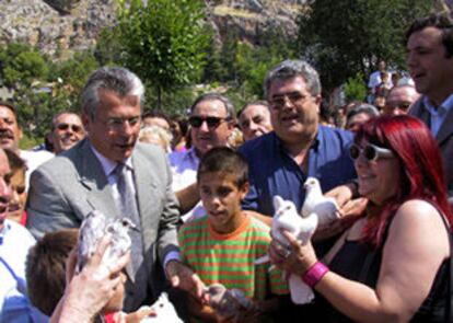 El juez Baltasar Garzón, durante el homenaje que recibió ayer en Torres, su pueblo.