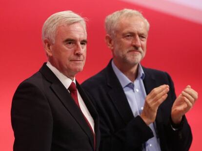 McDonell (izquierda), este lunes junto a Corbyn.