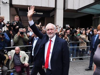 El l&iacute;der laborista, Jeremy Corbyn sale de la sede de su partido en el centro de Londres.