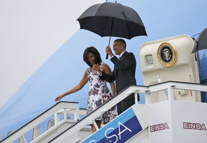 Barack e Michelle Obama, no aeroporto José Martí, em Havana.