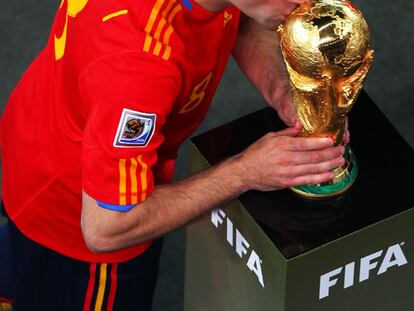 Xavi besa la Copa del Mundo antes de la recogida de medallas.