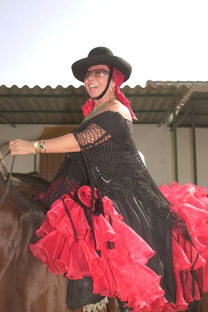 Montando a caballo durante la romería de El Rocío en 2003.