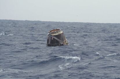 La cápsula Dragón tras su caída en el océano Pacífico.