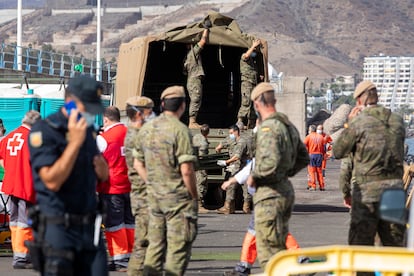 Desmantelamiento del campamento de primera acogida de inmigrantes en el muelle de Arguineguín.