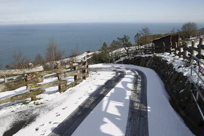 Camino nevado en el monte Igueldo de San Sebastián, donde se espera que nieve al nivel del mar.