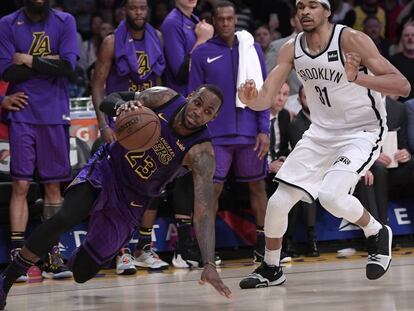 LeBron James resbala en una de las últimas jugadas del Lakers-Nets.