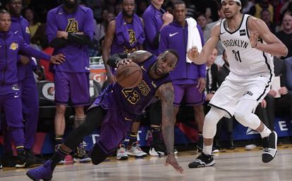 LeBron James resbala en una de las últimas jugadas del Lakers-Nets.