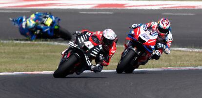 Espargaró, Martín y Mir, en las últimas vueltas de la carrera. 