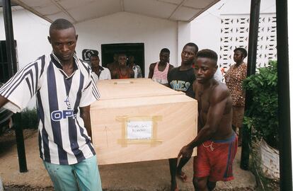 Traslado del ataúd con los restos de Miguel Gil desde la morgue de Freetown, el 25 de mayo de 2000.