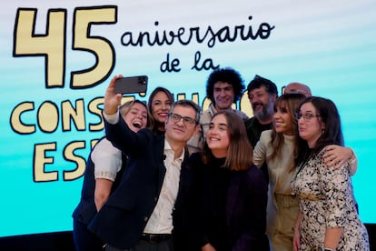 El ministro de la Presidencia, Justicia y Relaciones con las Cortes, Félix Bolaños, participa, junto con jóvenes de diferentes entidades y asociaciones en el acto con motivo del 45 aniversario de la Constitución española, este lunes en Madrid.