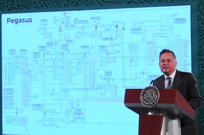 Santiago Nieto, durante una exposición en las conferencias matutinas en Palacio Nacional