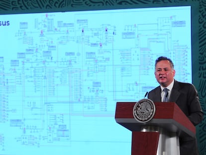 Santiago Nieto, durante una exposición en las conferencias matutinas en Palacio Nacional