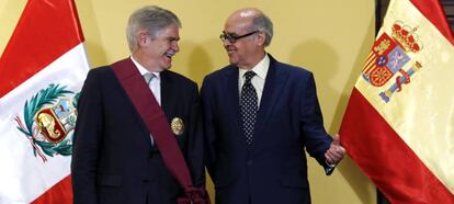 El ministro español de Asuntos Exteriores, Alfonso Dastis (i), con su homólogo peruano, Ricardo Luna (d), este lunes en Lima.