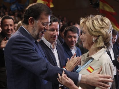 Rajoy y Aguirre se abrazan en el Congreso del PP de Madrid.