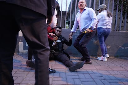 A wounded policeman receives help from after the attack on Villavicencio.