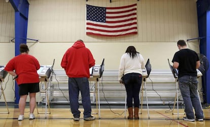 Ciudadanos votan en Elyria, Ohio (EE UU).