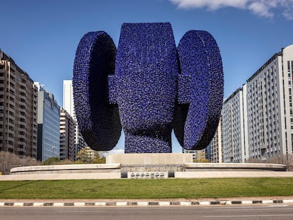 La Dama Ibérica, en una rotonda de la avenida de Cortes Valencianas, fue una colaboración del escultor Manolo Valdés, el arquitecto Rafa Rivera y el artista fallero Manolo Martín.