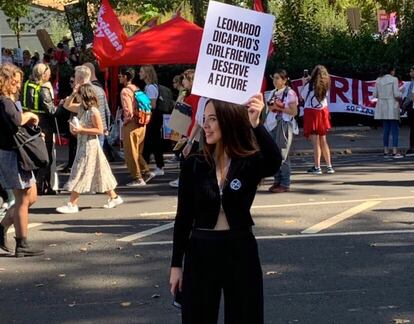 Harriet Richardson con su pancarta viral en la manifestación del viernes pasado.