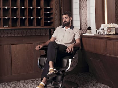 Moisés y su barba perfecta nos observa desde el sillón de BabylissMen. Su camisa y su pantalón son de Dos Studio y las sandalias de Marni. Estilismo: Cristina Malcorra