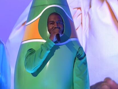 Kanye West disfrazado de botella de agua cantando 'I Love It' en 'Saturday Night Life' (NBC).