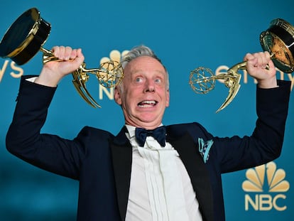 Mike White, creador y director de 'The White Lotus', con dos de los Emmy que ha ganado la serie de HBO.